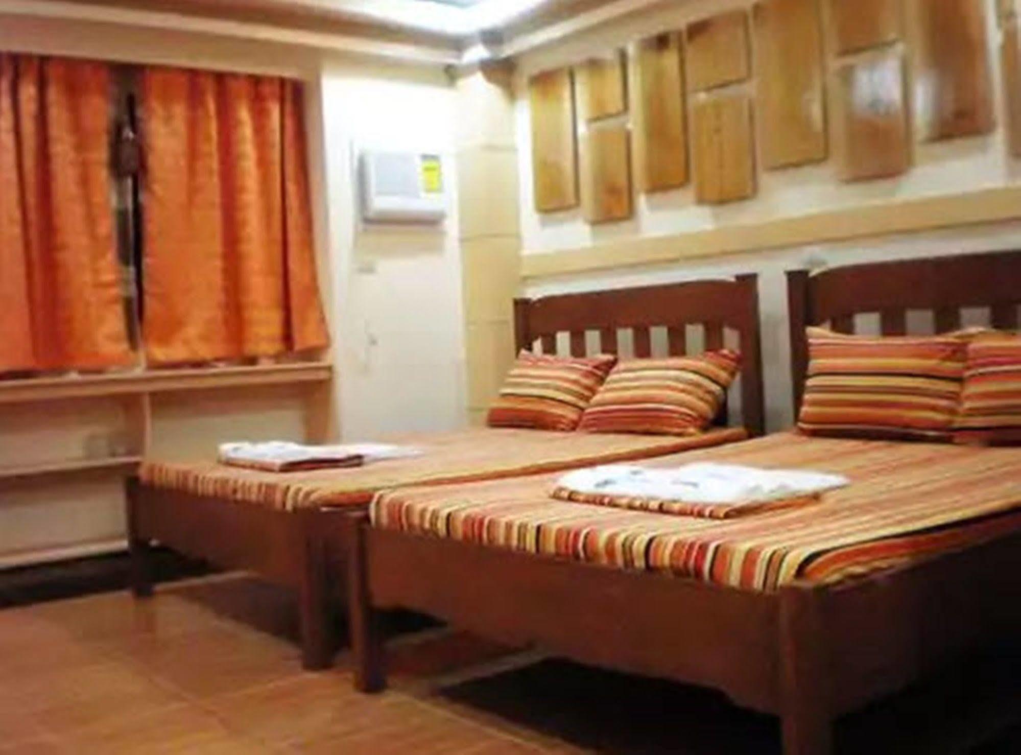 Apartelle De Francesca Puerto Galera Exterior photo