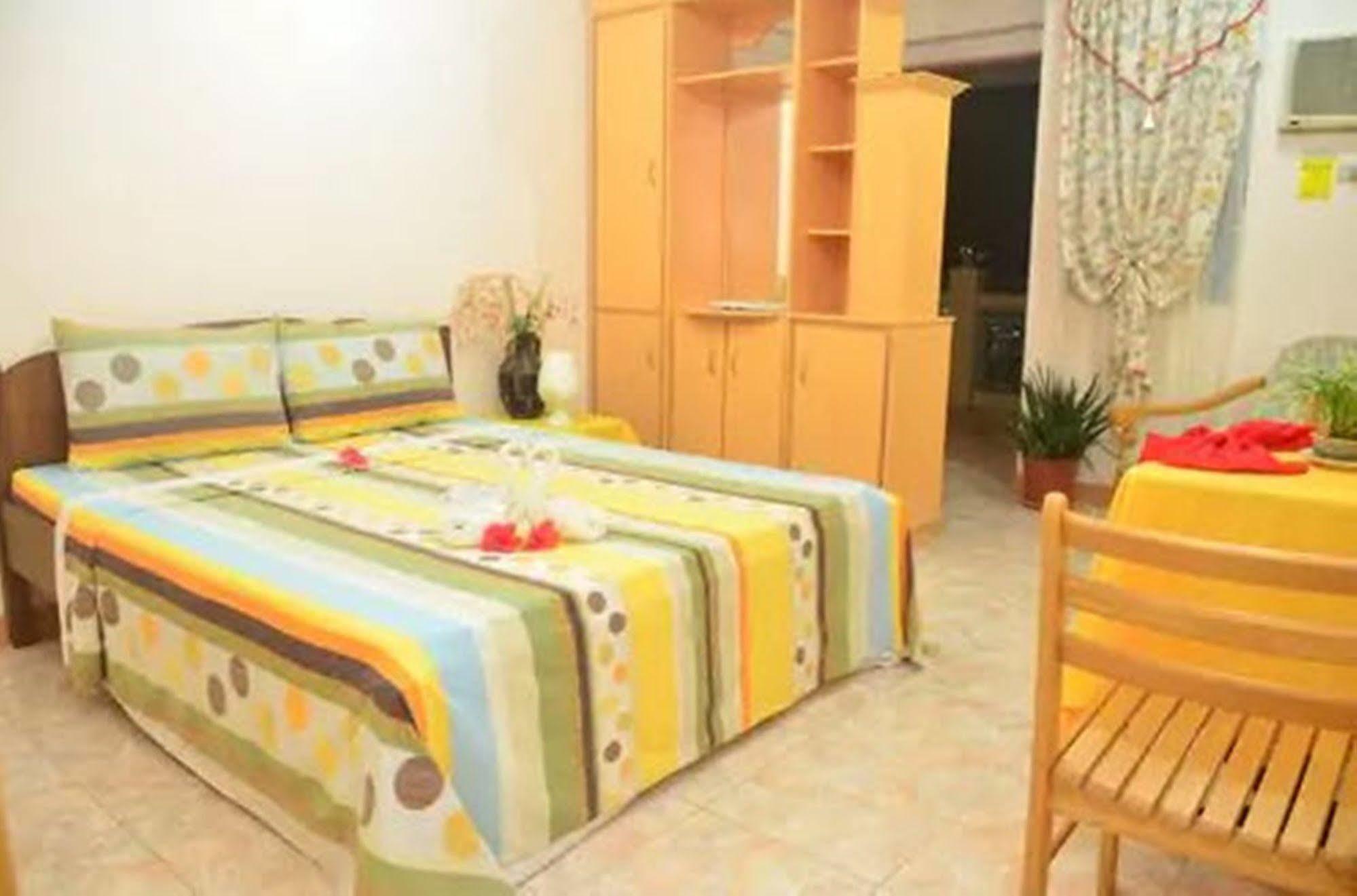 Apartelle De Francesca Puerto Galera Exterior photo